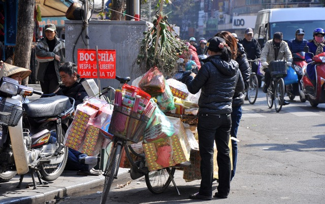 Bất cứ loại hàng nào những người bán rong cũng có thể bố trí rất gọn gàng và đẹp để ra phố. Bất cứ loại hàng nào những người bán rong cũng có thể bố trí rất gọn gàng và đẹp để ra phố.