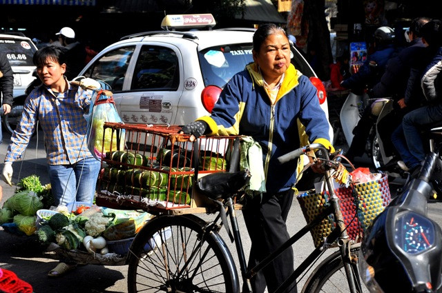 Tết gần đến, những chiếc bánh chưng cũng được rao bán trên phố. Tết gần đến, những chiếc bánh chưng cũng được rao bán trên phố.