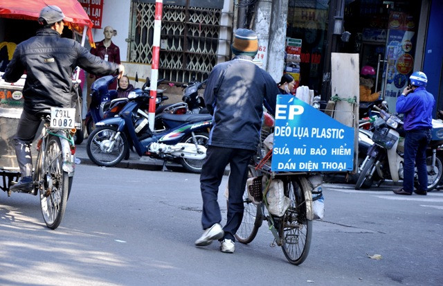Nhằm tiết kiệm không phải mất chi phí xăng dầu, người lao động đã chọn chiếc xe đạp để đi. Nhằm tiết kiệm không phải mất chi phí xăng dầu, người lao động đã chọn chiếc xe đạp để đi.