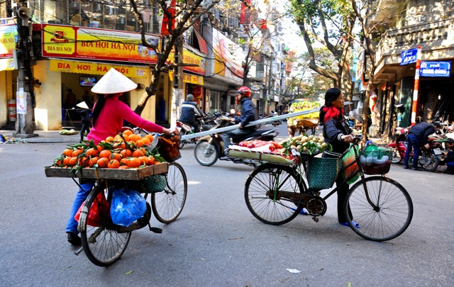 Với đặc thù là nghề bán rong không được đi quá nhanh mà phải đi rảo bước trên các con phố thì xe đạp cũng được coi là phương tiện hữu ích khi người bán hàng không phải chồng gánh những hàng hóa trên vai như trước. Với đặc thù là nghề bán rong không được đi quá nhanh mà phải đi rảo bước trên các con phố thì xe đạp cũng được coi là phương tiện hữu ích khi người bán hàng không phải chồng gánh những hàng hóa trên vai như trước.