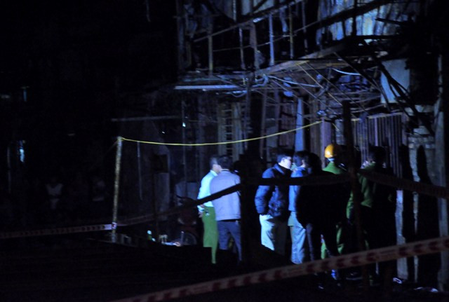 Cơ quan chức năng đang khám nghiệm tử thi trước khi đưa chị Huế về quê an táng.