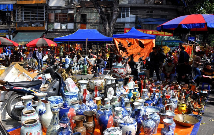 Đồ đồng, đồ cổ chiếm diện tích lớn tại chợ hoa Hàng Lược. Người mua có thể vừa trao đổi vừa sắm đồ cổ tại đây.