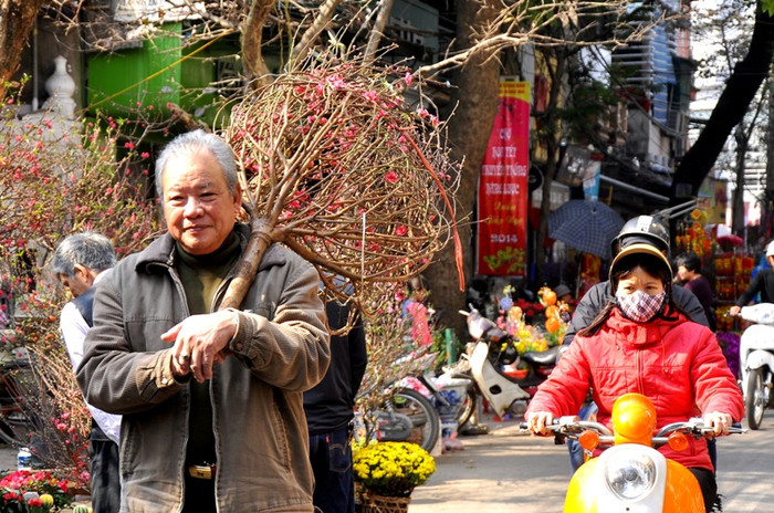 Xuân về trên phố mang niềm vui tới mỗi người dân...
