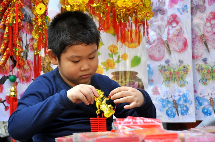 Các em nhỏ cũng tỏ ra thích thú với những đồ chơi ngày Tết cổ truyền.