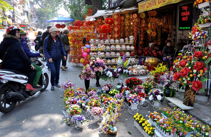 Bên cạnh cây cảnh tươi, hoa nhựa nhiều màu sắc cũng bày bán khắp chợ.