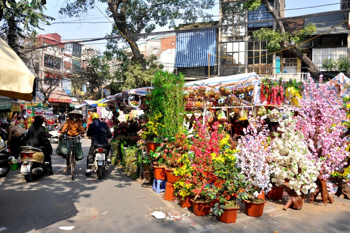 Hơn 100 năm kể từ phiên họp đầu tiên, vào những ngày giáp Tết phố Hàng Lược lại rộn ràng không khí đón Xuân mới.
