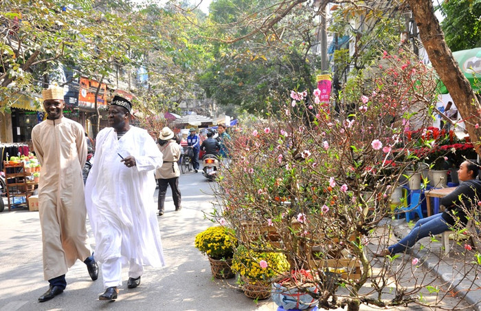 Khách nước ngoài cũng tỏ ra háo hức với không khí rộn ràng đón Tết của người Việt.