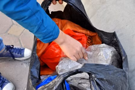 Túi nilon được các bạn sinh viên tình nguyên thu lại và phân loại sau khi đưa tới các điểm tập kết rác thải.