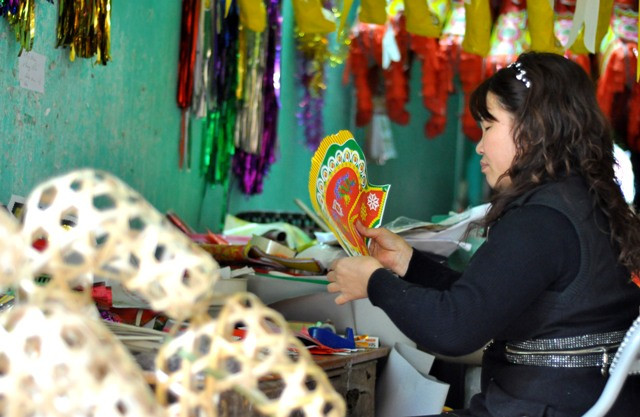 Mỗi công đoạn, đan xương, dán giấy, trang trí... đều được làm cẩn thận và tỉ mỉ.