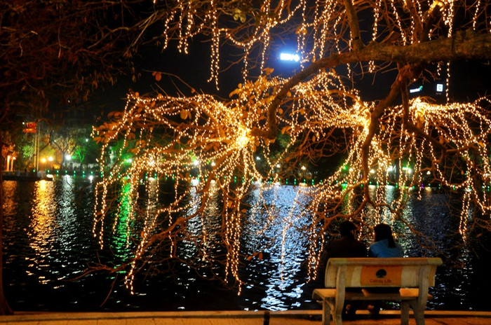 Những ngày giáp Tết, khu vực bờ hồ Hoàn Kiếm trở thành điểm hẹn ý tưởng của các bạn trẻ mỗi khi đêm xuống. Những ngày giáp Tết, khu vực bờ hồ Hoàn Kiếm trở thành điểm hẹn ý tưởng của các bạn trẻ mỗi khi đêm xuống.