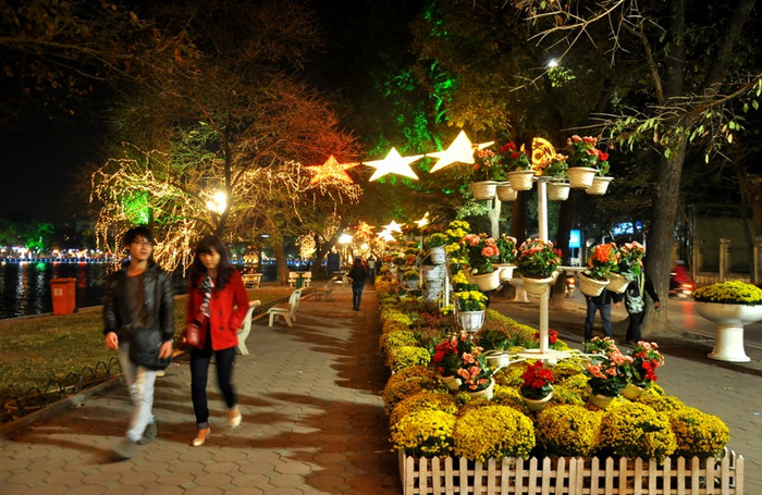 Về đêm, Hà Nội mang một vẻ cuốn hút du khách Về đêm, Hà Nội mang một vẻ cuốn hút du khách