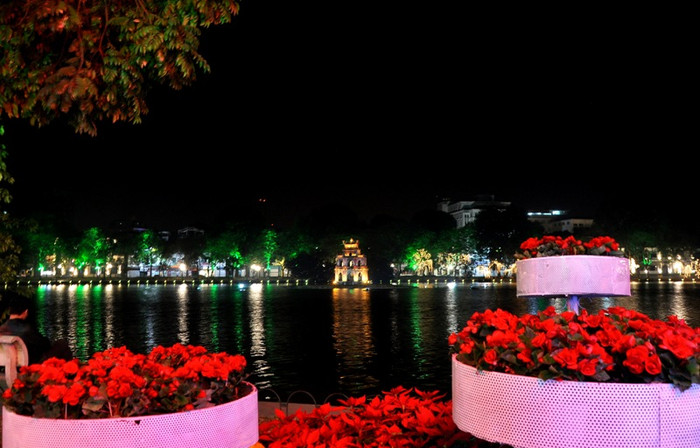 Mỗi góc nhìn đều thấy một Tháp Rùa lung linh và thiêng liêng. Mỗi góc nhìn đều thấy một Tháp Rùa lung linh và thiêng liêng.