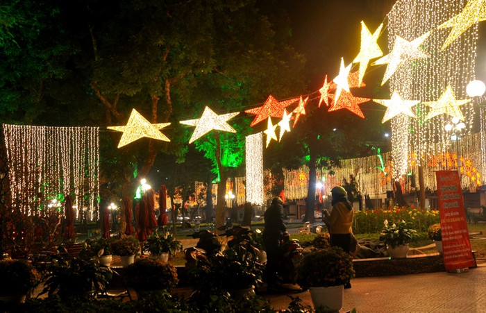 Những ngôi sao năm cánh nhiều màu sắc tỏa sáng. Những ngôi sao năm cánh nhiều màu sắc tỏa sáng.