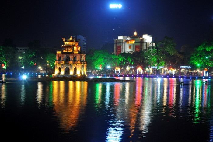 Tháp Rùa lung linh trước đêm cả nước đón chào Xuân Giáp Ngọ. Tháp Rùa lung linh trước đêm cả nước đón chào Xuân Giáp Ngọ.