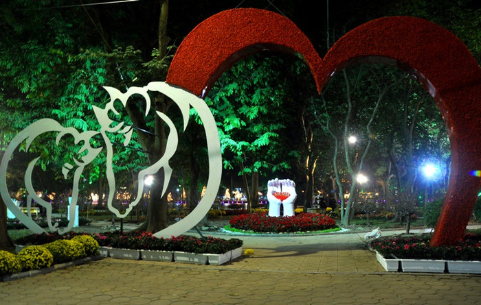 Cổng vào vườn hoa quanh Hồ Gươm. Cổng vào vườn hoa quanh Hồ Gươm.