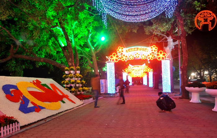 Để chào đón Tết Giáp Ngọ 2014, hệ thống đèn điện, cờ hoa đã được trang trí hoàn tất từ nhiều ngày qua. Để chào đón Tết Giáp Ngọ 2014, hệ thống đèn điện, cờ hoa đã được trang trí hoàn tất từ nhiều ngày qua.