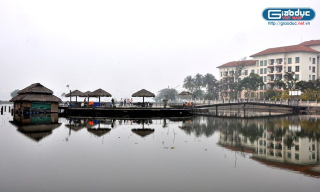 Sương mù bao trùm không gian khiến mọi vật như mờ ảo hơn trong mắt mọi người. Sương mù bao trùm không gian khiến mọi vật như mờ ảo hơn trong mắt mọi người.