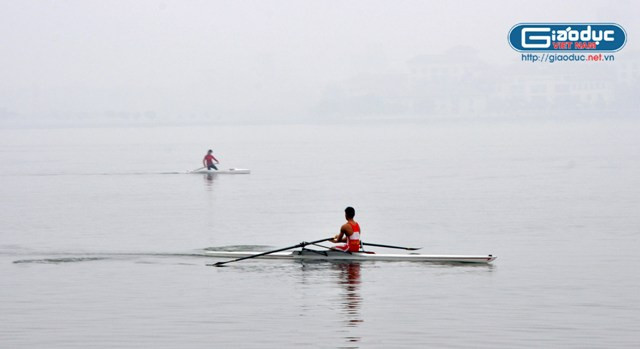 Nhiều người bơi chải trên hồ Tây buổi sớm Nhiều người bơi chải trên hồ Tây buổi sớm