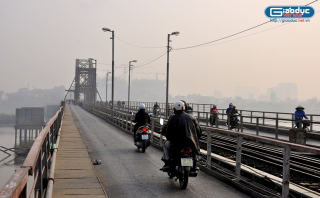 Cầu Long Biên lúc gần 9 giờ sáng. Cầu Long Biên lúc gần 9 giờ sáng.