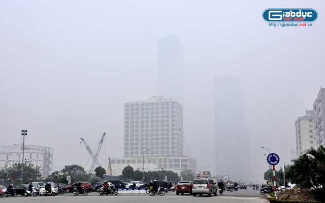 Các cao ốc phía xa gần như biến mất trong mắt mọi người bởi lớp sương mù dày đặc. Các cao ốc phía xa gần như biến mất trong mắt mọi người bởi lớp sương mù dày đặc.