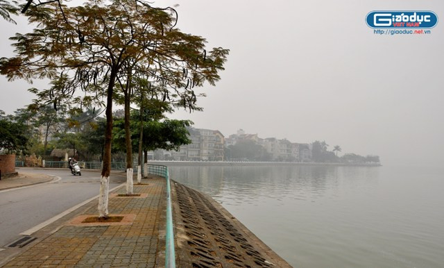 Ven hồ Tây xa xa những dãy nhà mờ ảo. Ven hồ Tây xa xa những dãy nhà mờ ảo.