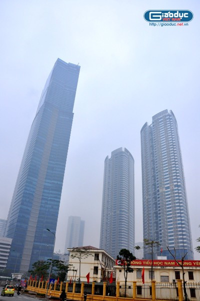 Tòa nhà cao nhất Việt Nam khi tới gần. Tòa nhà cao nhất Việt Nam khi tới gần.