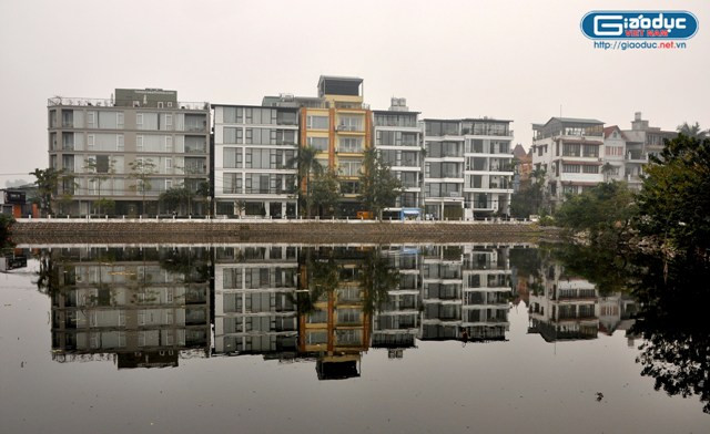 Dù đã gần 8 giờ sáng, sương mù vẫn dày đặc bao phù các dãy nhà. Dù đã gần 8 giờ sáng, sương mù vẫn dày đặc bao phù các dãy nhà.