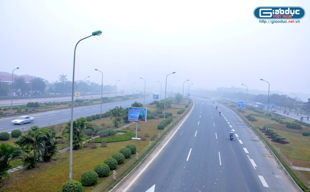 Đại lộ Thăng Long buổi sớm nhìn từ cầu vượt Mễ Trì. Đại lộ Thăng Long buổi sớm nhìn từ cầu vượt Mễ Trì.