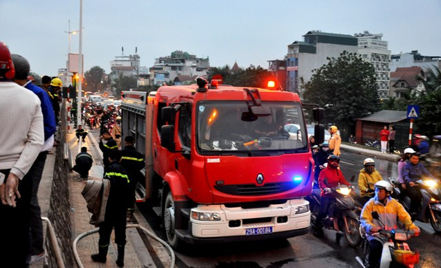Hơn 5 xe cứu hỏa và cấp nước được điều tới hiện trường để tham gia chữa cháy. Hơn 5 xe cứu hỏa và cấp nước được điều tới hiện trường để tham gia chữa cháy.