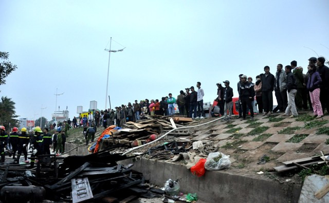 Rất đông người dân hiếu kì đã dừng lại xem. Đoạn đường Âu Cơ qua số nhà 242 đông đúc khiến các phương tiện giao thông qua đây gặp nhiều khó khăn. Rất đông người dân hiếu kì đã dừng lại xem. Đoạn đường Âu Cơ qua số nhà 242 đông đúc khiến các phương tiện giao thông qua đây gặp nhiều khó khăn.