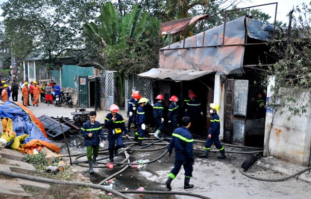 Hiện trường vụ hỏa hoạn tại xưởng mộc 242 đường Âu Cơ (Tây Hồ, Hà Nội). Hiện trường vụ hỏa hoạn tại xưởng mộc 242 đường Âu Cơ (Tây Hồ, Hà Nội).