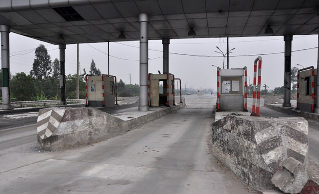 Ngừng hoạt động, trạm thu phí Nam Cầu Giẽ không còn người điều giao thông, các phương tiện lưu thông không có trật tự sẽ gây nguy hiểm.