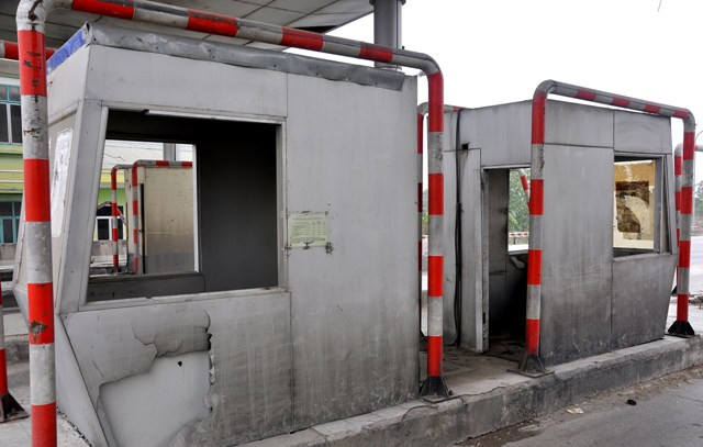 Các phòng bán vé tan hoang làm mất mỹ quan.