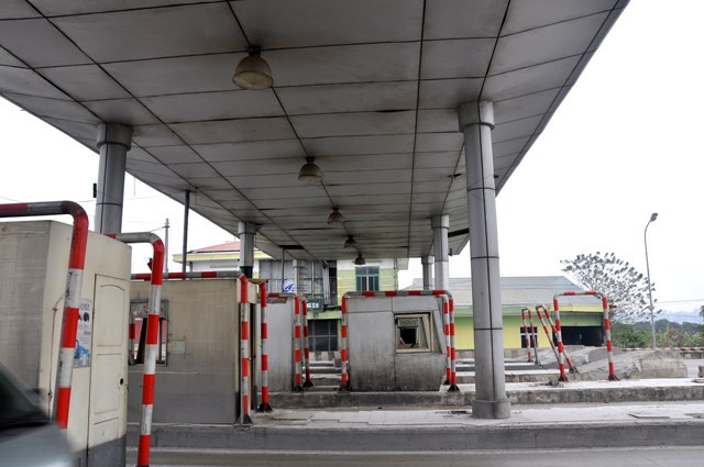 Hệ thống đèn chiếu sáng cũng đã hư hỏng. Các phương tiện lưu thông qua đây buổi tối sẽ rất nguy hiểm.