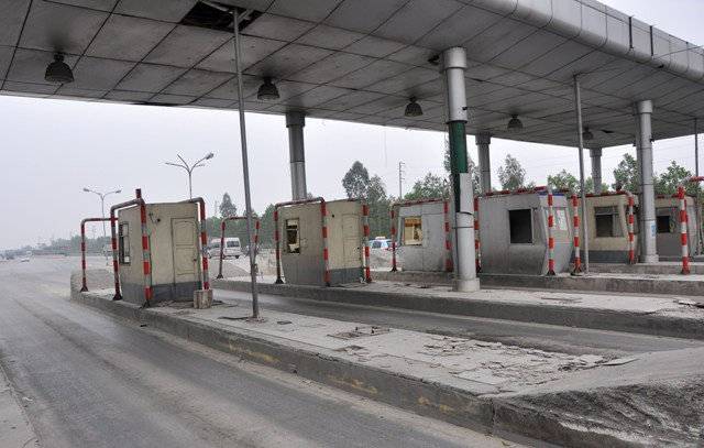 Nhưng tới nay, sau hơn 8 tháng ngừng hoạt động, trạm thu phí này vẫn còn nằm “chềnh ềnh” trên đường gây nhiều khó khăn cho các phương tiện qua lại đây.