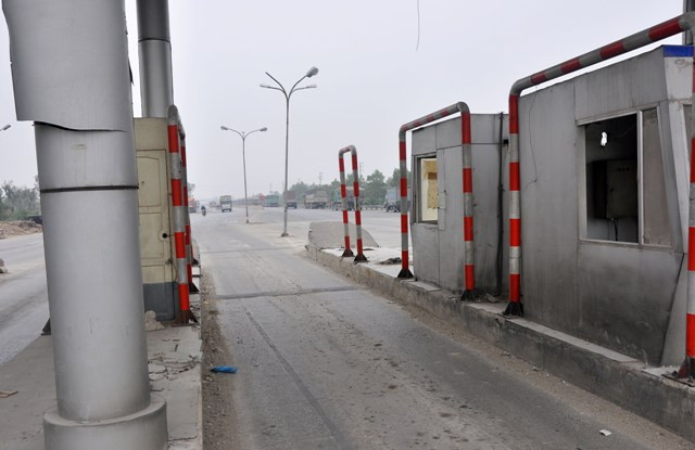 Hiện trạng ngổn ngang, đổ lát… tại trạm thu phí ngừng hoạt động này.