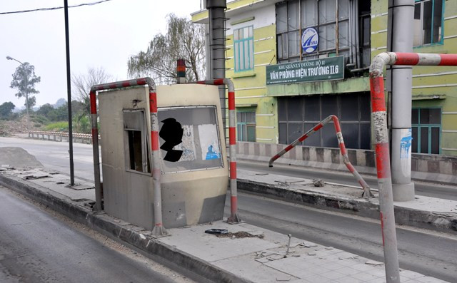 Kính vỡ, cột báo nghiêng ngả tiềm ẩn tai nạn bất cứ lúc nào khi qua đây.