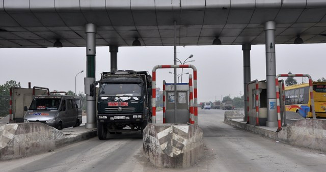 Các phương tiện qua đây không phải mua vé nhưng sẽ phải thấp thỏm nỗi lo nguy hiểm ập tới bất cứ lúc nào.