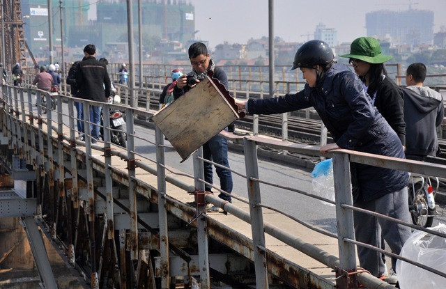 Cả bàn thờ được thả xuống sông Hồng Cả bàn thờ được thả xuống sông Hồng