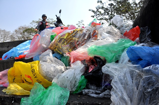 Túi nilon chất thành những đống cao sau khi người dân phóng sinh sau cá. Túi nilon chất thành những đống cao sau khi người dân phóng sinh sau cá.
