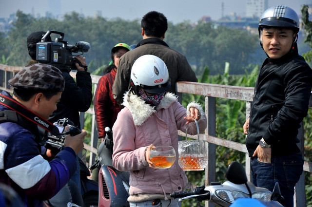 Khu vực trên cầu Long Biên là điểm tập trung nhiều người thả cá, bát hương, tro, bàn thờ… xuống sông Hồng trong ngày ông Công, ông Táo. Khu vực trên cầu Long Biên là điểm tập trung nhiều người thả cá, bát hương, tro, bàn thờ… xuống sông Hồng trong ngày ông Công, ông Táo.