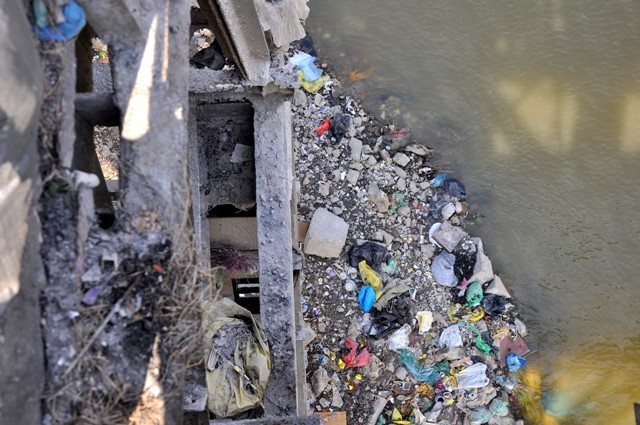 Túi nilon, rác thải ngập tràn dưới sông Hồng. Túi nilon, rác thải ngập tràn dưới sông Hồng.