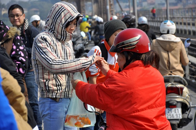 Tuy nhiên, hành động của nhiều người dân đã khiến giao thông trên khu vực lộn xộn. Tuy nhiên, hành động của nhiều người dân đã khiến giao thông trên khu vực lộn xộn.