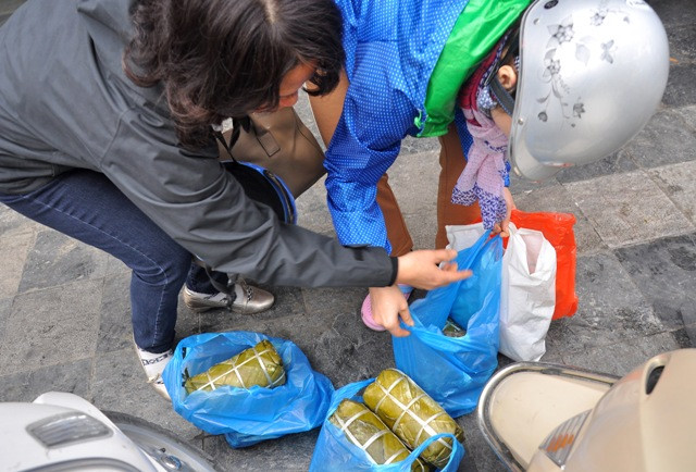 Mọi người tới mua giò bánh đều mua với số lượng nhiều rồi có thể chia nhau. Mọi người tới mua giò bánh đều mua với số lượng nhiều rồi có thể chia nhau.