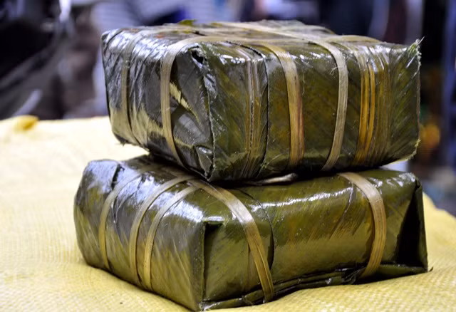 Bánh chưng có giá 50.000 – 60.000 đồng/ kg. Bánh chưng có giá 50.000 – 60.000 đồng/ kg.