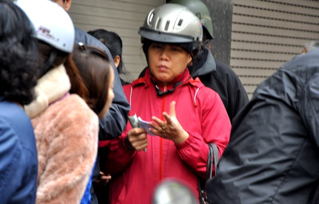 Một người phụ nữ vừa xếp hàng đợi tới lượt mua vừa nhẩm tính mua những loại bánh nào? Một người phụ nữ vừa xếp hàng đợi tới lượt mua vừa nhẩm tính mua những loại bánh nào?