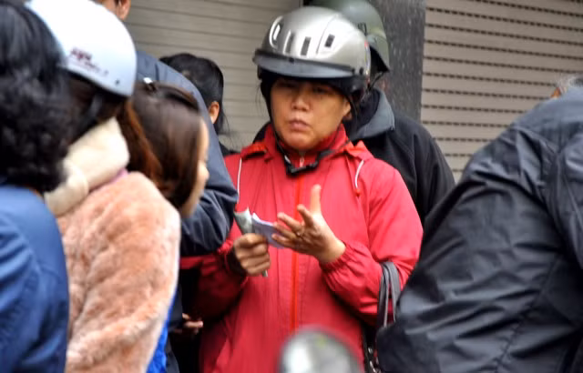 Một người phụ nữ vừa xếp hàng đợi tới lượt mua vừa nhẩm tính mua những loại bánh nào? Một người phụ nữ vừa xếp hàng đợi tới lượt mua vừa nhẩm tính mua những loại bánh nào?