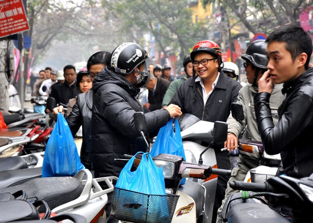 Đồng tình với nhận xét bánh chưng ở đây rất ngon, anh Nguyễn Văn Thắng (Tôn Đức Thắng, Đống Đa) cho biết: “Tôi mua bánh ở đây vì tin rằng nó đảm bảo được an toàn vệ sinh thực phẩm. Đặc biệt trong những ngày Tết thực phẩm phải tuyệt đối an toàn”. Đồng tình với nhận xét bánh chưng ở đây rất ngon, anh Nguyễn Văn Thắng (Tôn Đức Thắng, Đống Đa) cho biết: “Tôi mua bánh ở đây vì tin rằng nó đảm bảo được an toàn vệ sinh thực phẩm. Đặc biệt trong những ngày Tết thực phẩm phải tuyệt đối an toàn”.
