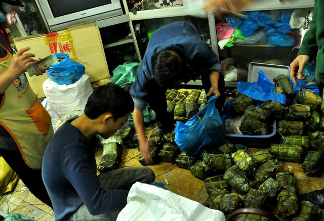 Các loại bánh phục vụ trong những ngày Tết đang được các nhân viên cửa hàng xếp loại sau khi chuyển từ kho sản xuất về cửa hàng. Các loại bánh phục vụ trong những ngày Tết đang được các nhân viên cửa hàng xếp loại sau khi chuyển từ kho sản xuất về cửa hàng.