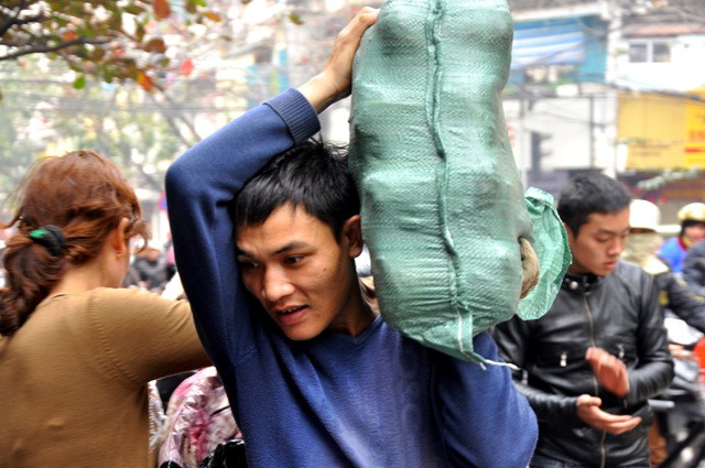 Theo một nhân viên tại cửa hàng cho biết: Không khí tấp nập đã diễn ra trong nhiều ngày trước. Và cũng theo kinh nghiệm nhiều năm bán hàng ở đây nhân viên này còn dự đoán từ ngày 28 đến 30 Tết sẽ đông nhất. Theo một nhân viên tại cửa hàng cho biết: Không khí tấp nập đã diễn ra trong nhiều ngày trước. Và cũng theo kinh nghiệm nhiều năm bán hàng ở đây nhân viên này còn dự đoán từ ngày 28 đến 30 Tết sẽ đông nhất.